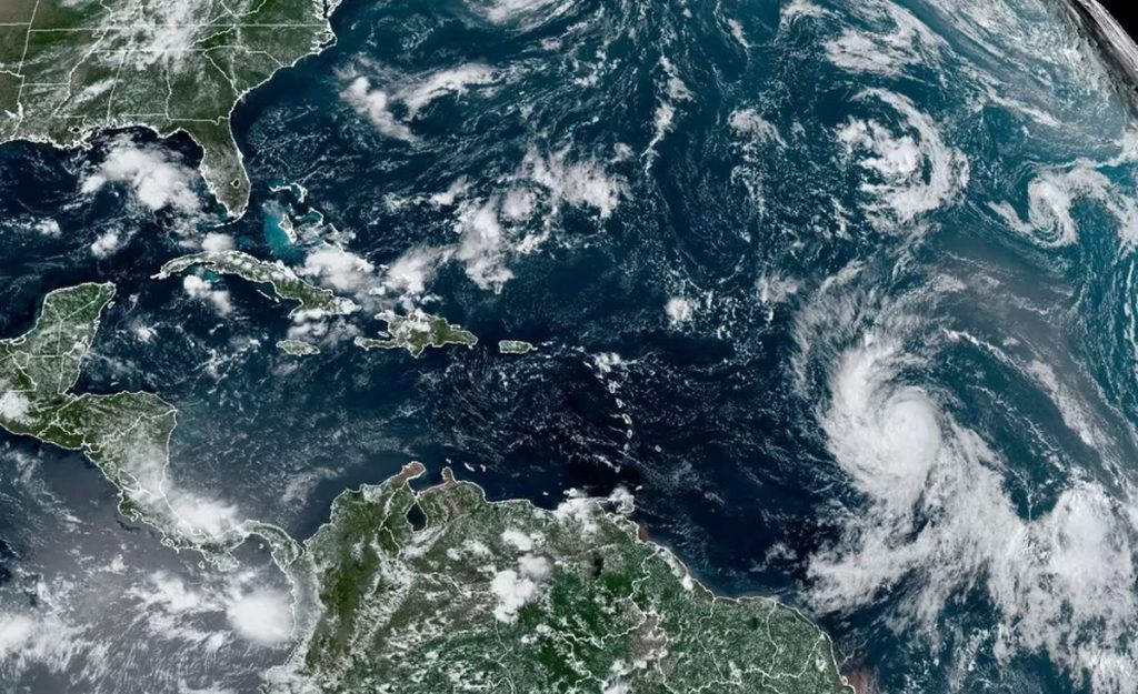 huracan Lee se fortalece en el Atlantico y sus olas amenazan a las islas del Caribe