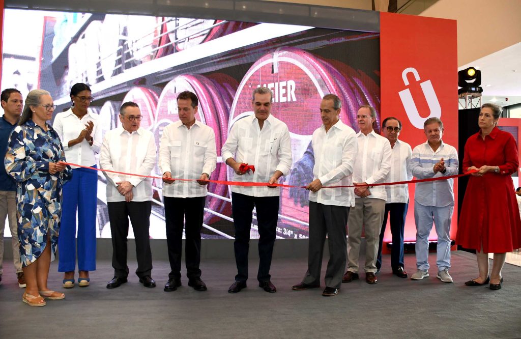 Abinader Corona realiza el corte de cinta de la inauguracion de Almacenes Unidos en Punta Cana les acompanan Carlos