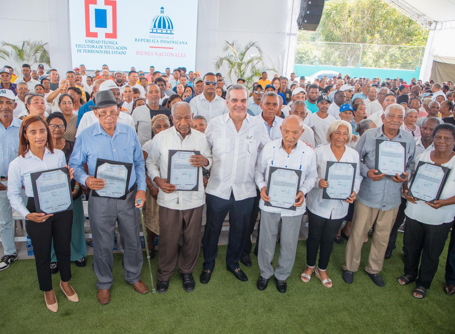 Abinader entrega mas de 800 titulos de propiedad en Guayabal Azua