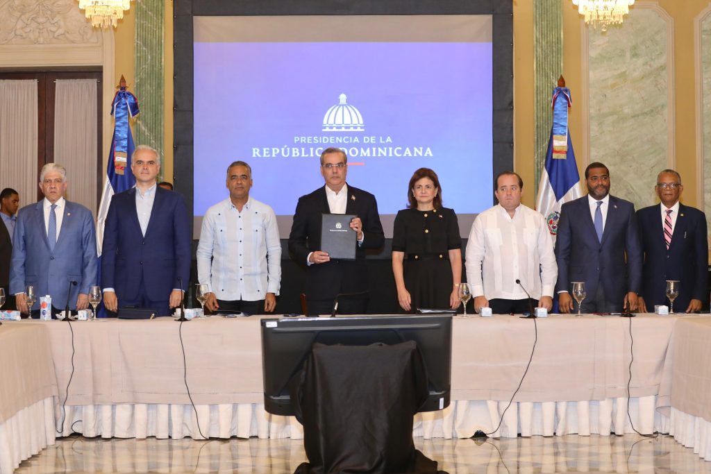 Abinader firma pacto de Nacion por Crisis de Haiti