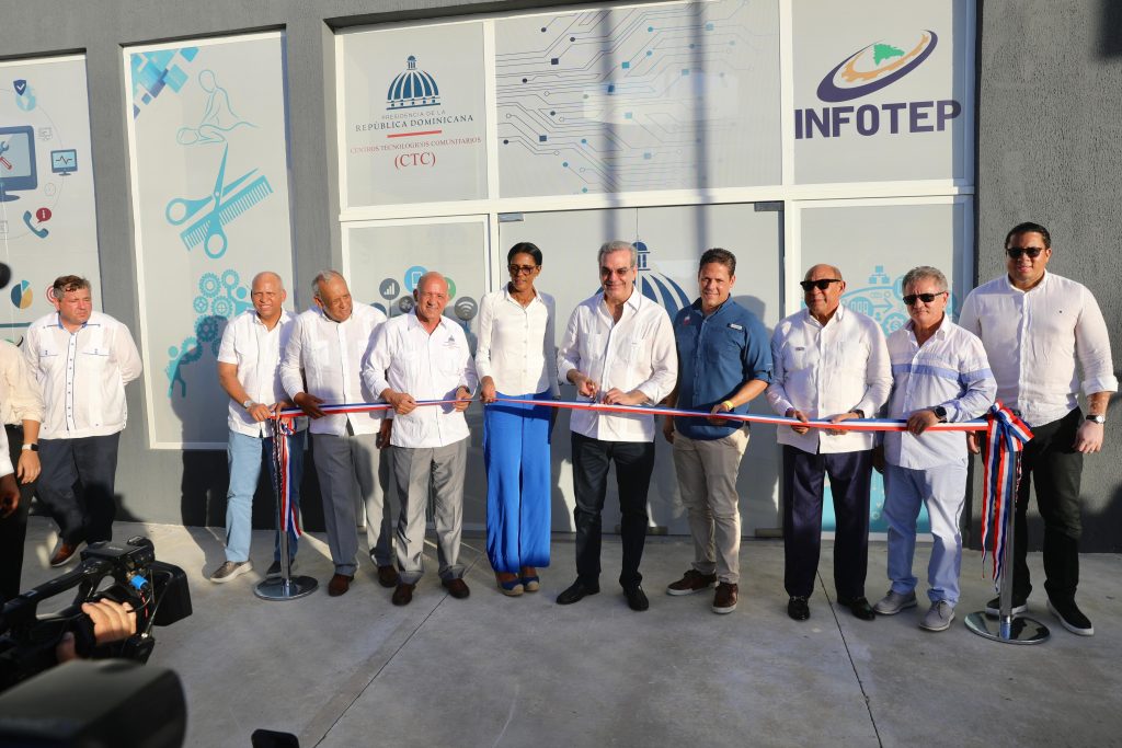 Abinader inaugura muelle turistico y pesquero Cabeza de Toro un Hogar de Ancianos y un Centro Tecnologico Comunitario
