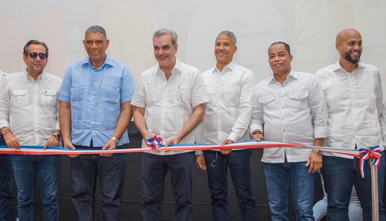 Abinader inaugura proyectos electricos en Maria Trinidad Sanchez que beneficiaran mas de 18 mil clientes e1696719907536