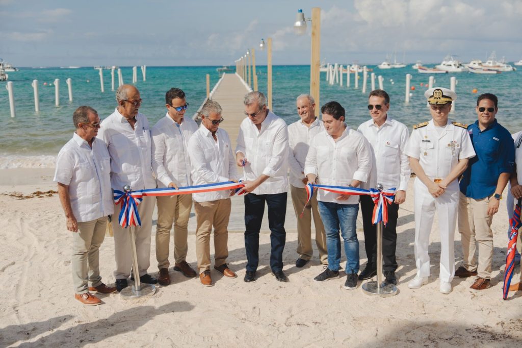 Presidente Abinader inauguró muelle del Club Náutico en Cabeza de Toro Abinader inauguro muelle del Club Nautico en Cabeza de Toro