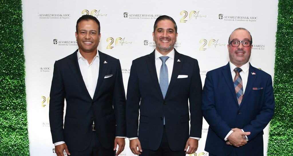 Álvarez Rojas & Asoc Festejan su 20 Aniversario Carlos Flores Hector Alvarez y Francisco E. Campo