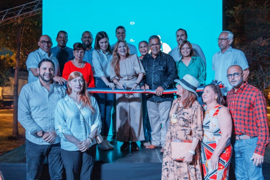 Carolina Mejia y Grupo Mallen Inauguran parque Urbanizacion Rosmil