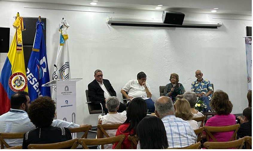 El panel sobre la exposicon Macondo en Santo Domingo en que se planteo e tema de la novela en Agosto nos vemos