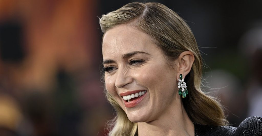 Emily Blunt se disculpa por burlarse de una mesera en un video viral de hace 10 anos