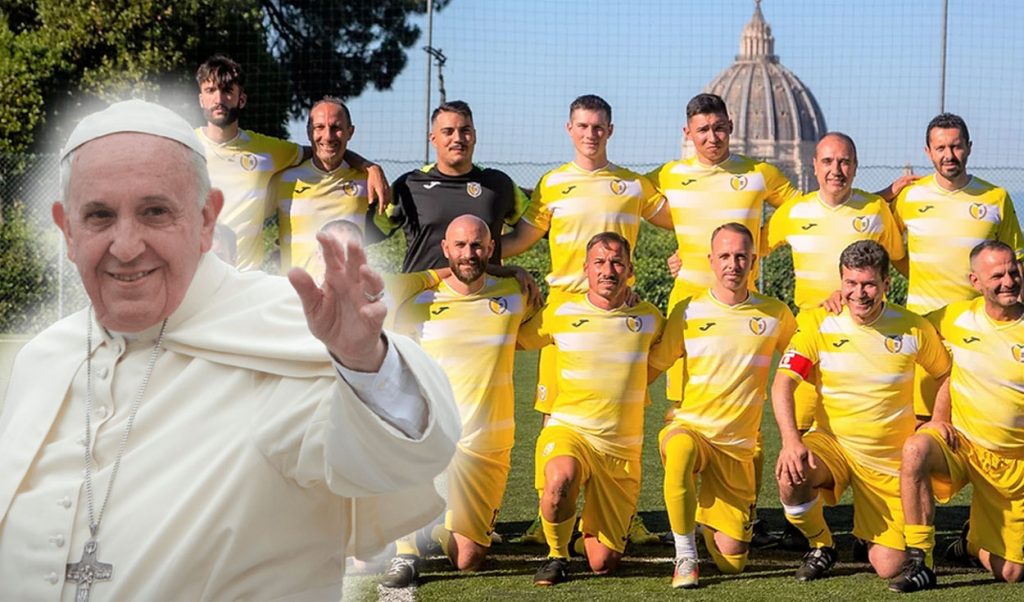Foto Papa Francisco y seleccion futbol Vaticano