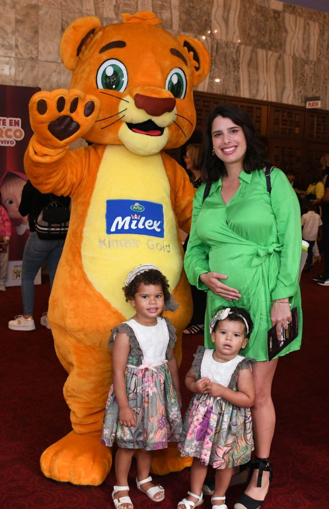 Gabriela Laureano Carmen Laureano Carmen Mejia acompanadas de la Mascota Milex Kinder Gold