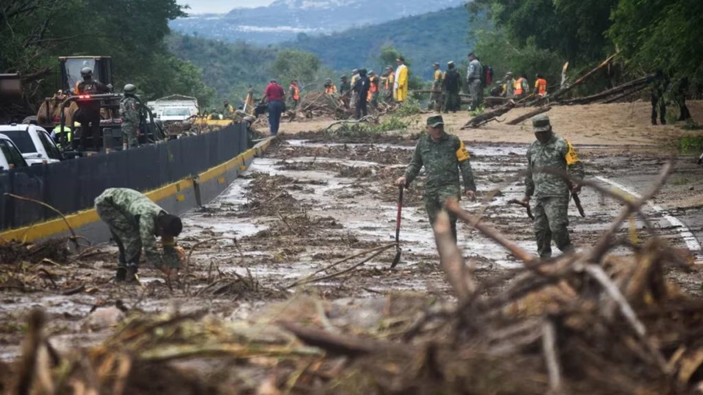 Gobierno de Mexico confirma 27 muertos y 4 desaparecidos tras el paso del huracan Otis1