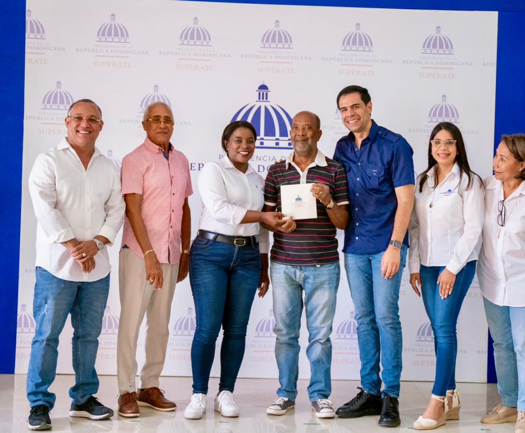 Gobierno entrega bonos de emergencia a comerciantes