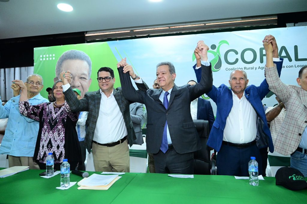 Leonel juramenta en la Fuerza del Pueblo profesionales y dirigentes de la agropecuaria y la seguridad alimentaria