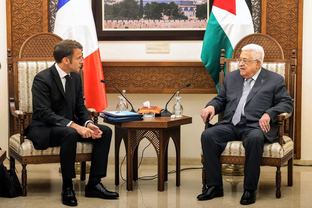 Mahmud Abbas junto al mandatario frances Emmanuel Macron