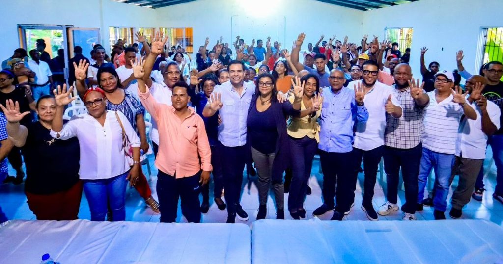 Roberto Angel juramenta en Unidad Externa con Luis a 36 presidentes comites de base del PLD en Los Rios DN