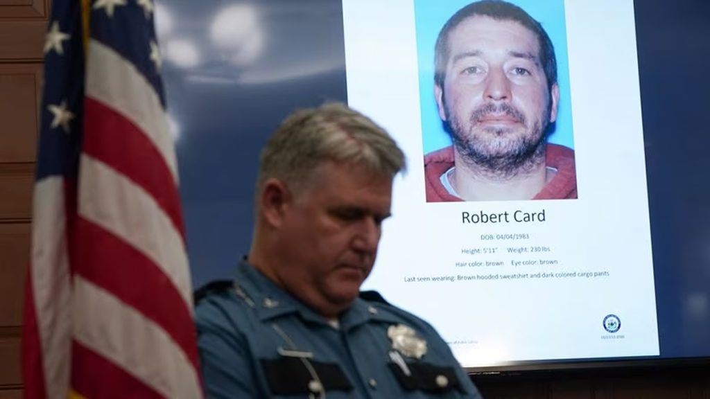 Un agente guarda unos momentos de silencio antes de conocerse los nombres de las 18 victimas de Robert Card