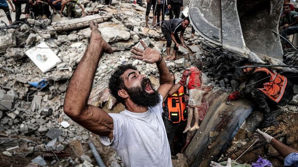 Un hombre palestino llora durante la busqueda de heridos entre los escombros de un edificio derruido a causa de un ataque israeli este martes en el campo de refugiados de Shati en Gaza