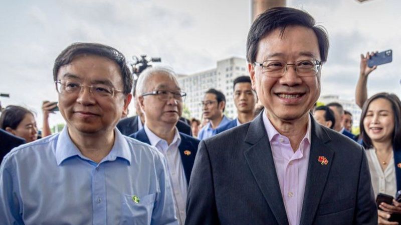 Wang Chuanfu izquierda con el director ejecutivo de Hong Kong John Lee Ka Chiu