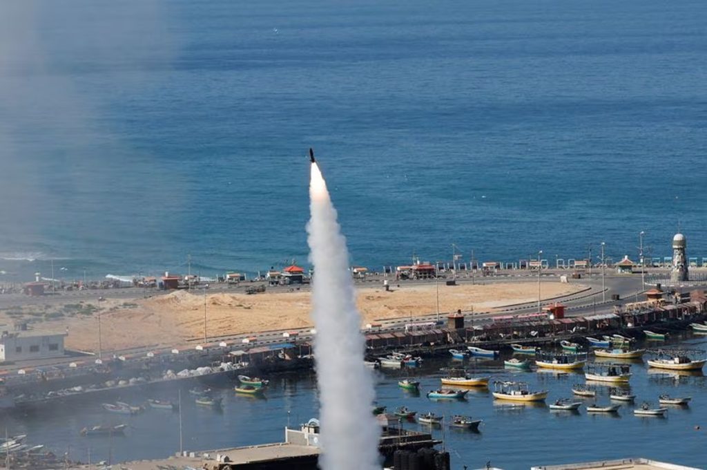 cohete palestino era lanzado desde Gaza contra Israel este sabado