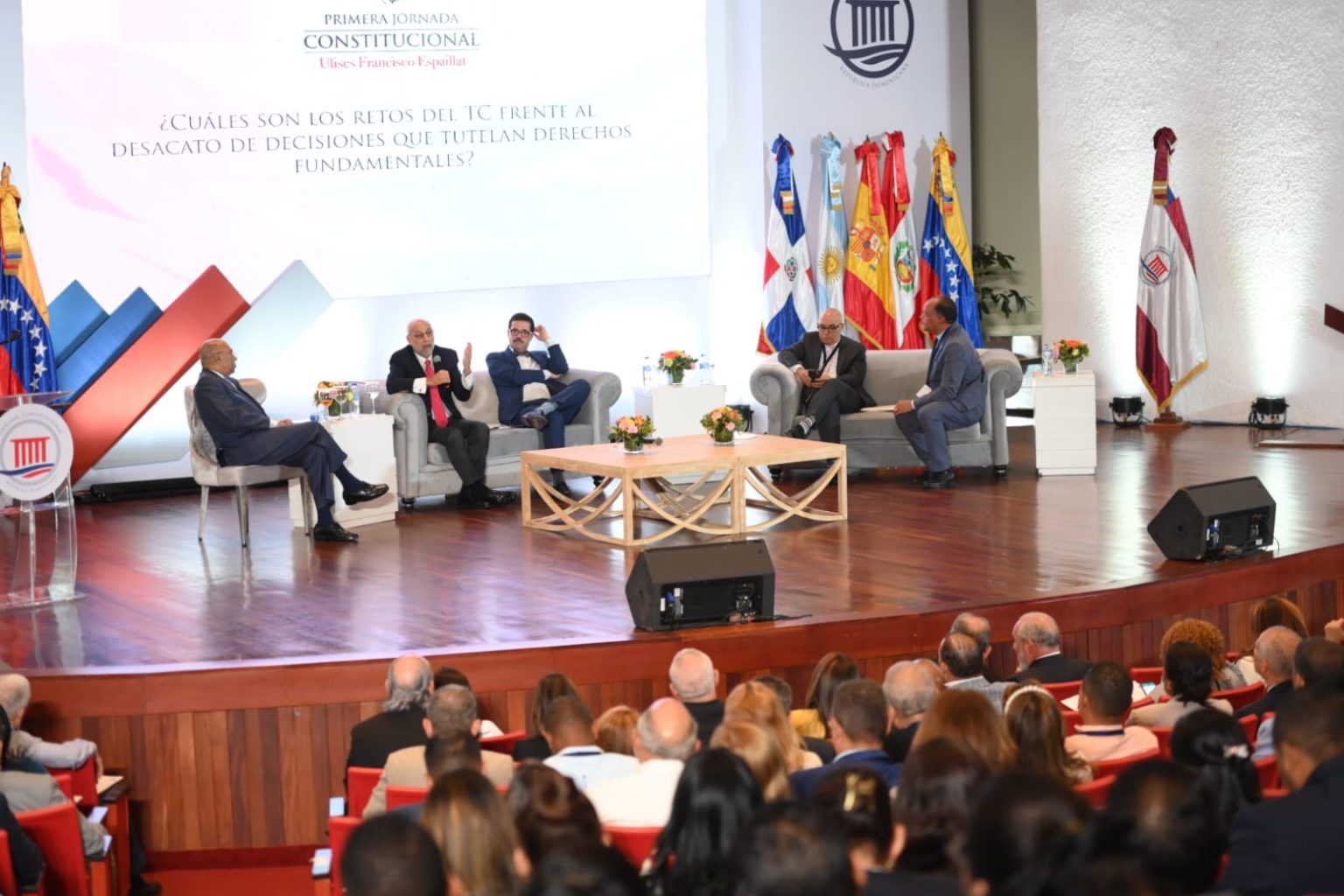 constitucionalismo y las nuevas garantias fundamentales en evento internacional del TC