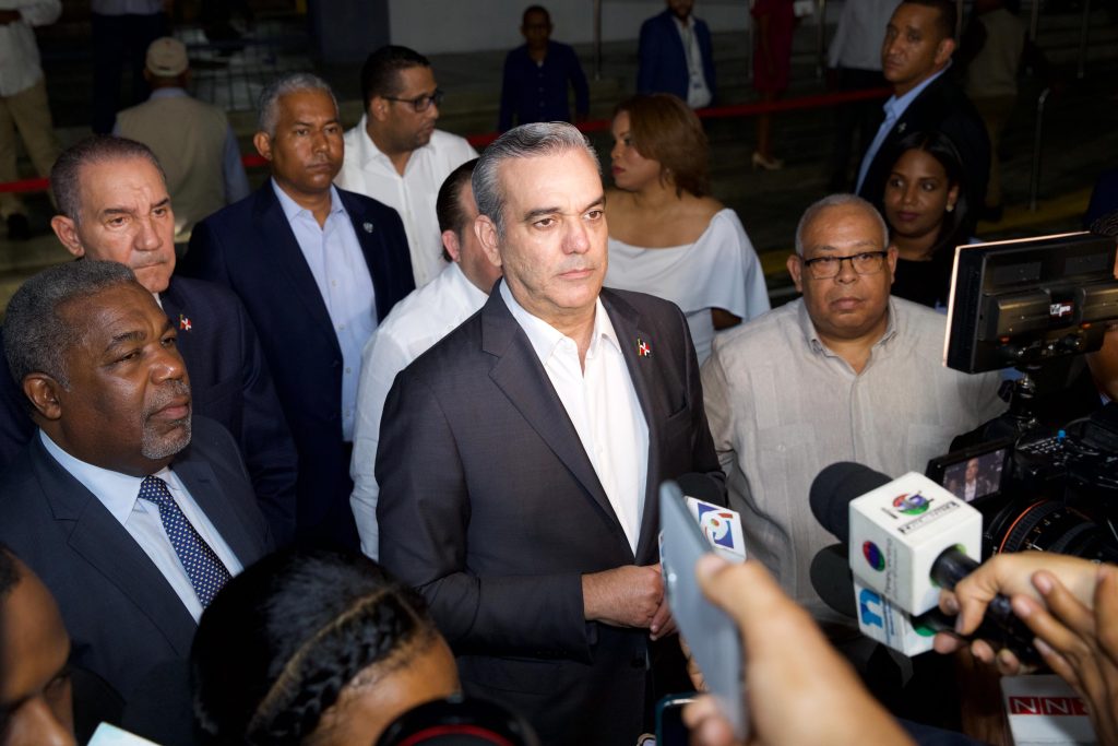 Abinader afirma que nadie en su sano juicio puede pensar que se va a privatizar la Maternidad de Los Mina