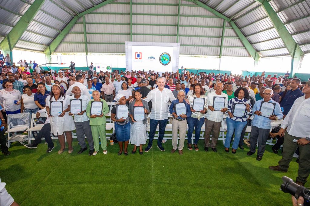 Abinader entrega 1188 titulos de propiedad en Elias Pina y Dajabon