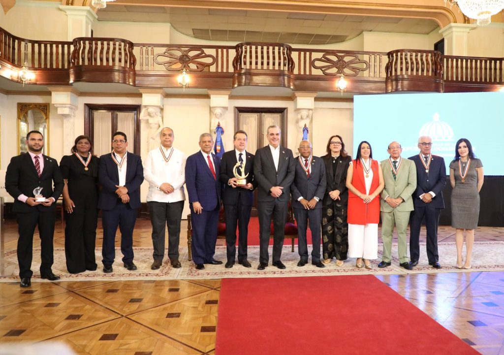 Abinader exhorta a servidores publicos y entidades estatales seguir trabajando en aras de la calidad en la administracion publica