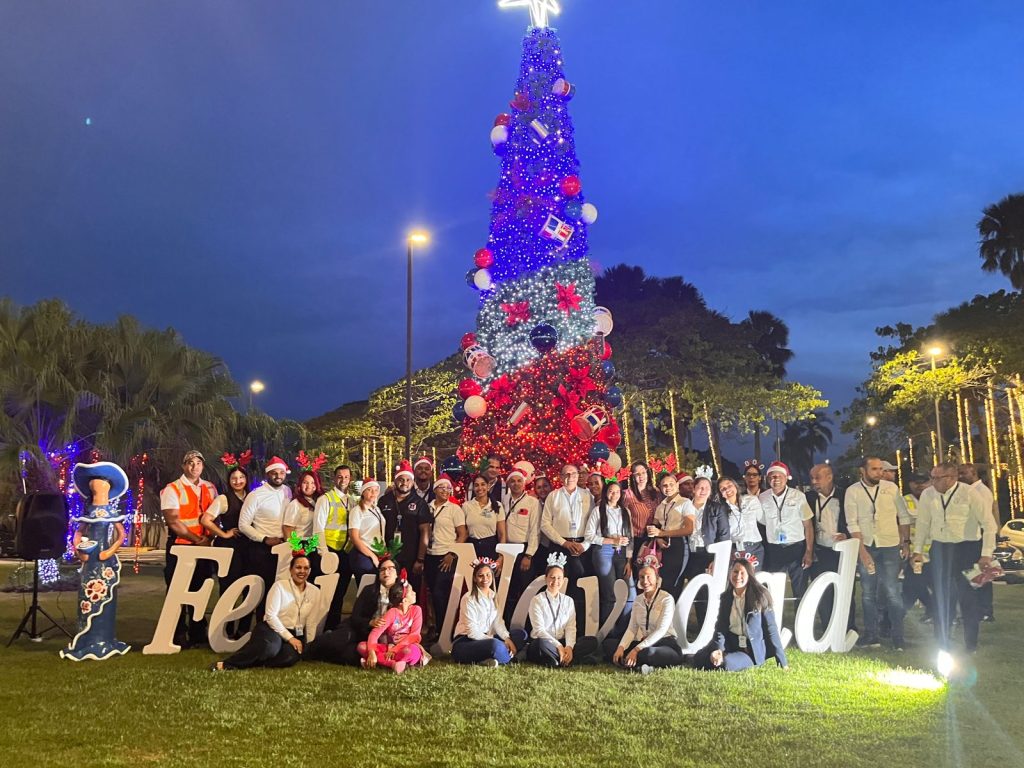 Aeropuerto Cibao se llena de alegría y vistosidad con la bienvenida a la navidad encendiendo su tradicional arbolito Aeropuerto Cibao se llena de alegria y vistosidad con la bienvenida a la navidad encendiendo su tradicional arbolito