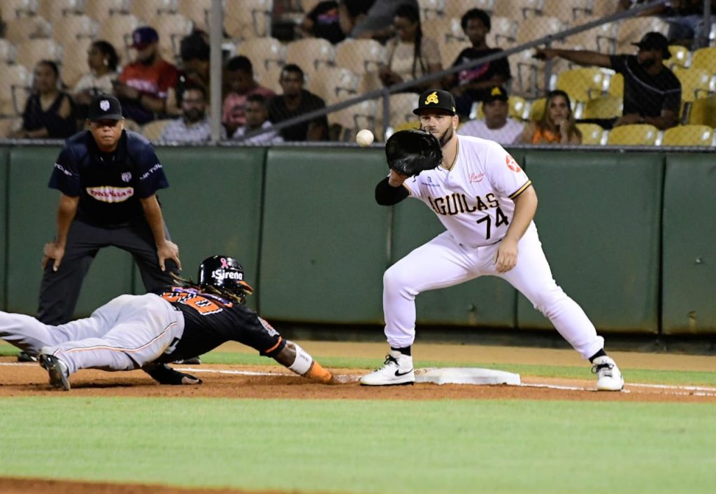 Aguilas pierden ante los Toros continuando racha negativa en casa