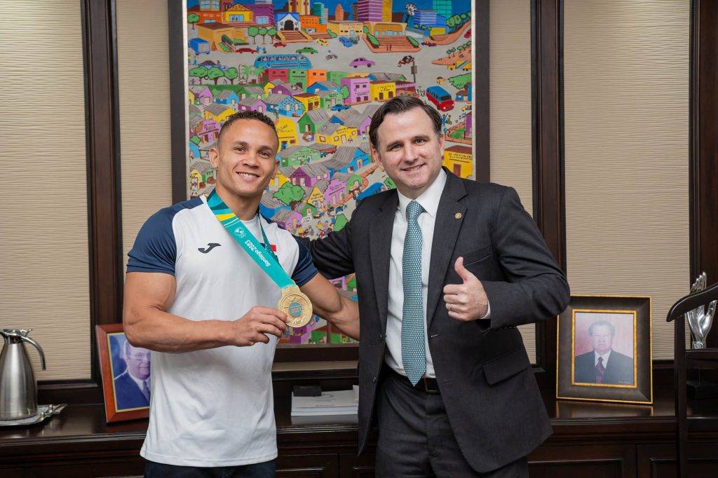 Andres Bordas presidente de Ademi y Audrys Nin Reyes gimnasta campeon de los Juegos Panamericanos