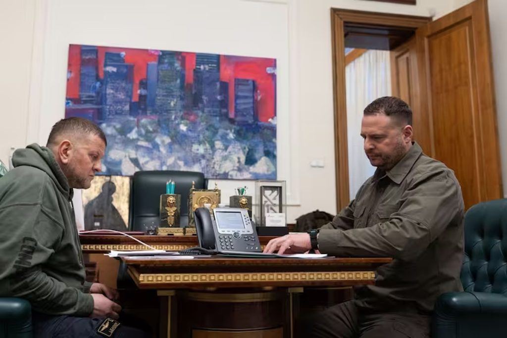 Andriy Yermak y el comandante en jefe de las Fuerzas Armadas ucranianas Valeri Zaluzhni en una conversacion telefonica