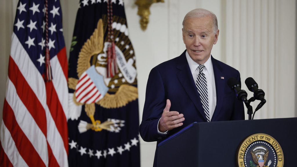 Biden amenaza con vetar la legislacion de ayuda a Israel si no incluye a Ucrania