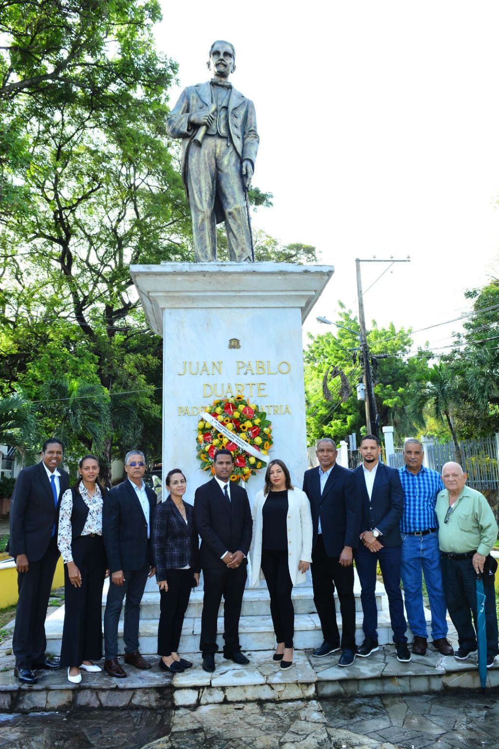 CODIA Regional Norte deposita ofrenda floral estatua Duarte en Santiago