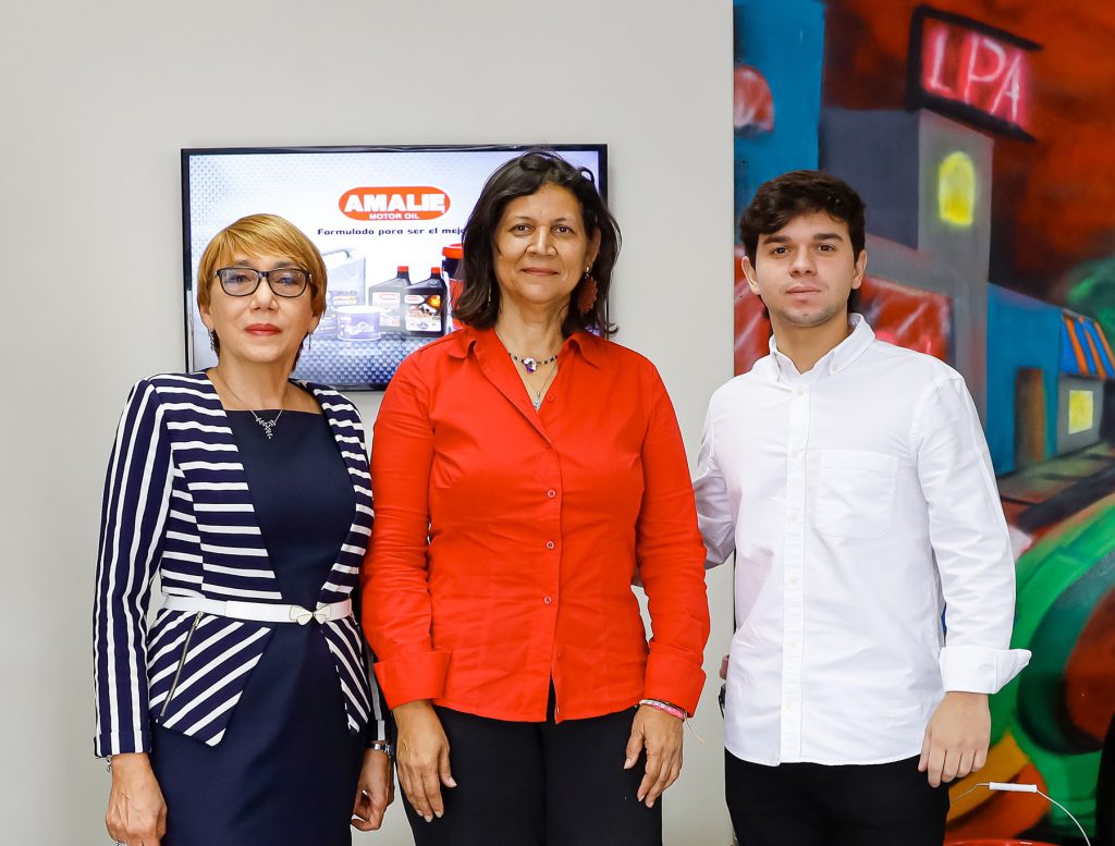 Leonor Sosa Coordinadora de Mercadeo Petroquimicos Automotrices Sonia Perozo fundadora y presidenta de la fundacion Rescatando Mariposas y Claudio Emilio Hirujo Asistente de Gerencia Petroq