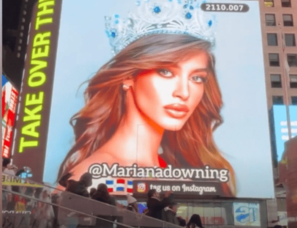 Mariana Downing aparece en las grandiosas pantallas del Times Square