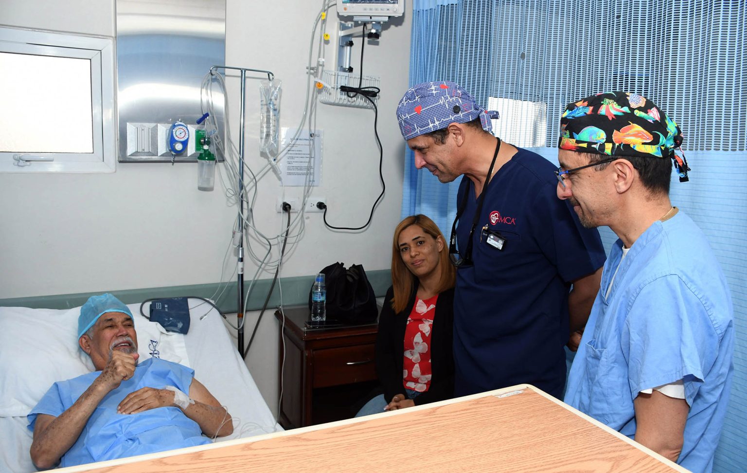 Pedro Urena Velazquez conversa con un paciente luego de realizarle procedimiento implante de valvula percutanea