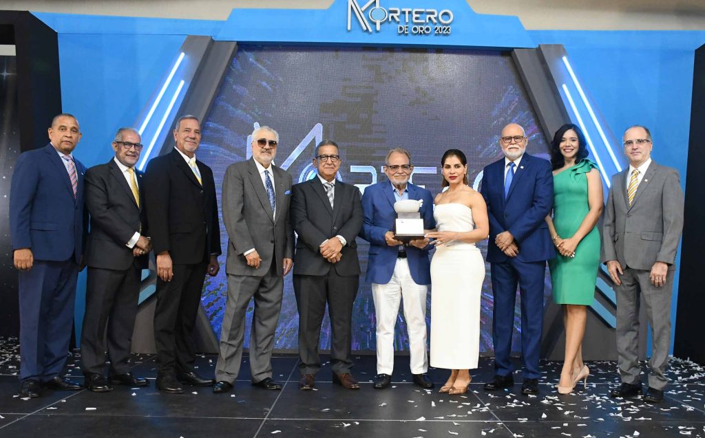 Raul Hernandez Presidente de La Union entrega al galardonado Bienvenido Antonio Angeles el premio Gran Mortero de Oro 2023