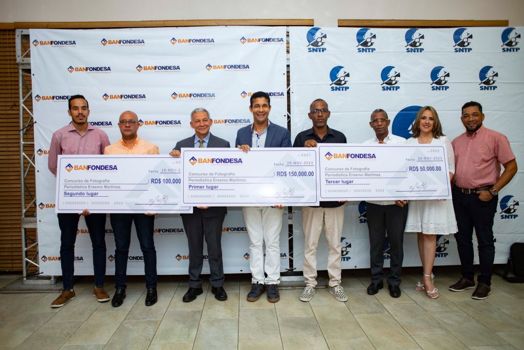 SNTP Santiago y BANFONDESA entregan premios del concurso de fotografia periodistica1