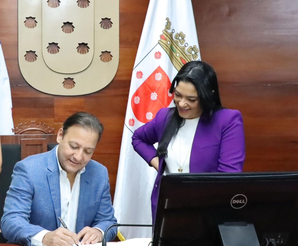 Abel Martinez otorga sueldo 14 a servidores municipales