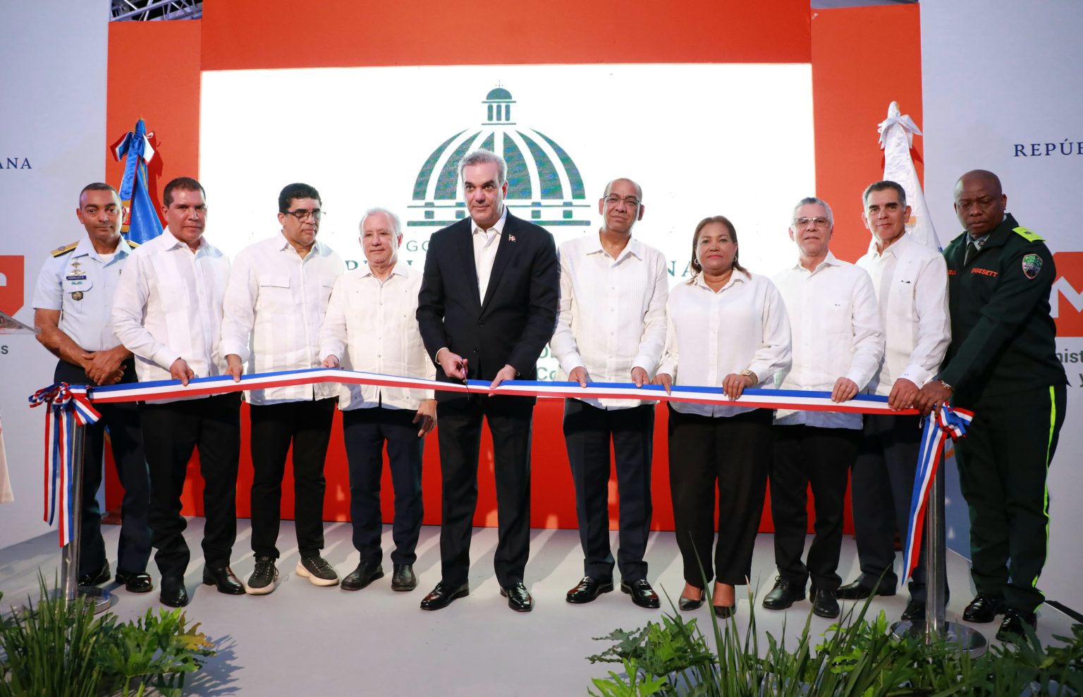 Abinader inaugura ampliacion y modernizacion de la autopista de San Isidro