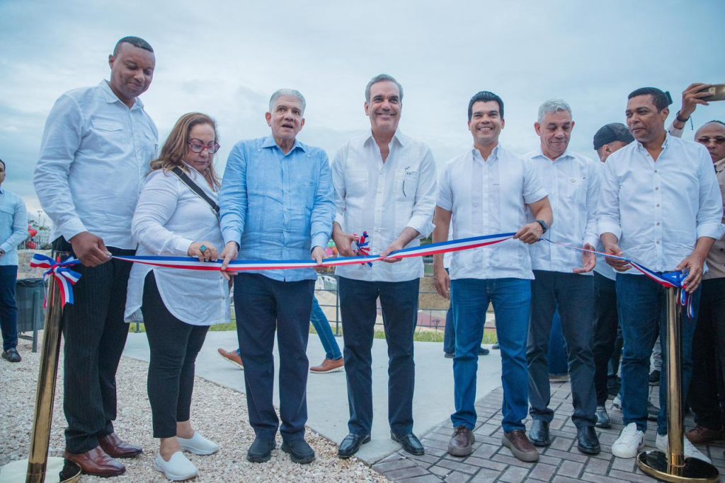 Abinader y Wellington Arnaud dejan inaugurada segunda etapa del saneamiento de arroyo Gurabo en Santiago