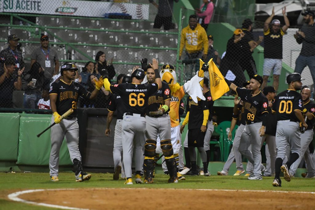Águilas vienen de atrás y vencen a las Estrellas con hit oro de Starlin Castro Aguilas vs Estrellas eljacaguero