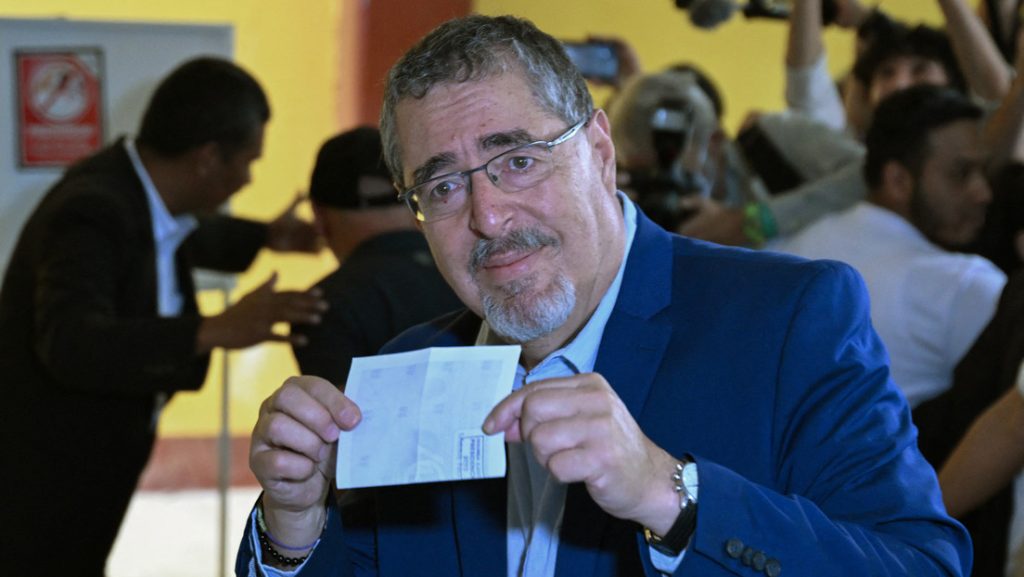 Bernardo Arevalo vota en la eleccion