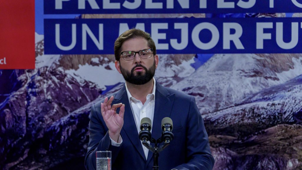 Boric fracasa en intentar reformar de nueva la constitucion de Chile