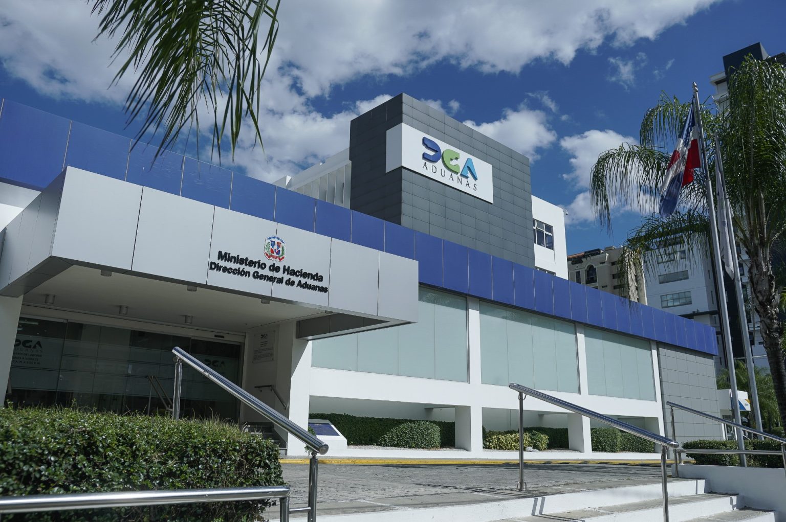 DGA detiene contrabando millonario de cigarrillos y televisores en el AILA