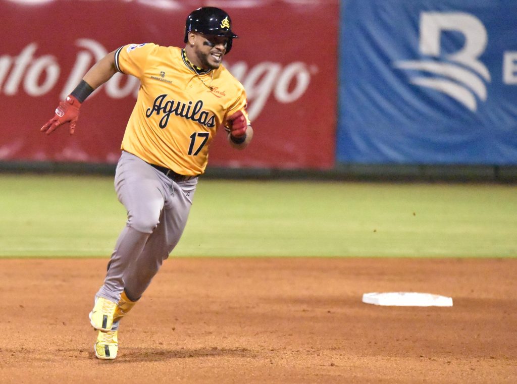 Lagares conecta triple con bases llenas y las Águilas vencen a los Toros Juan Lagares eljacaguero