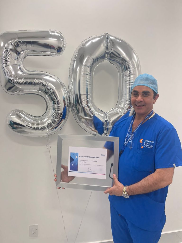 Pablo Mateo medico con su diploma de certificacion