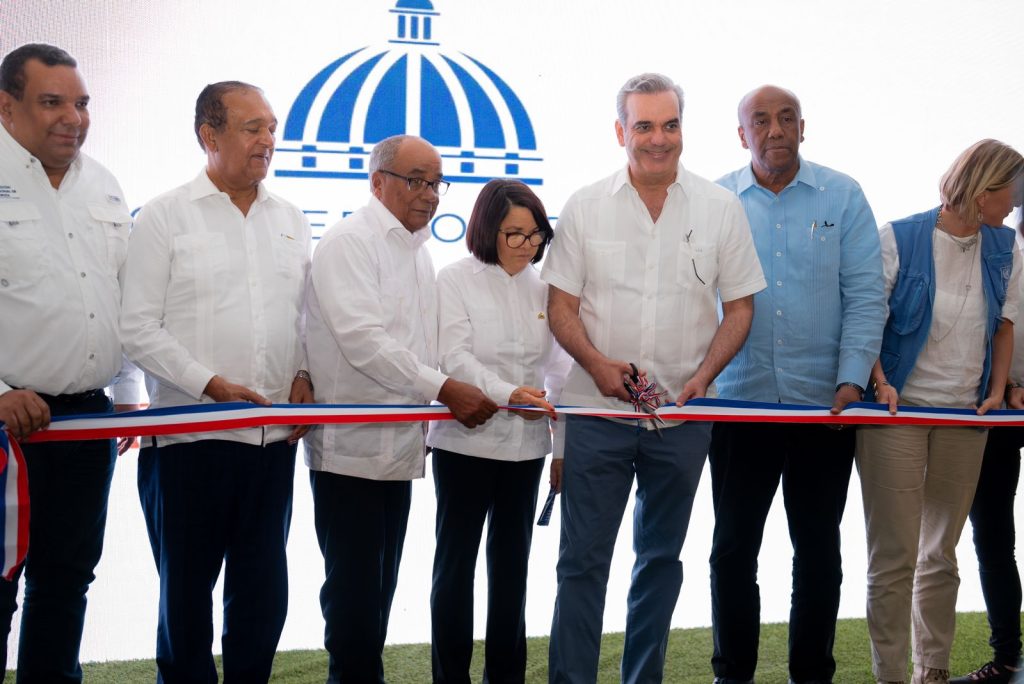 Presidente Abinader inaugura obras eléctricas en Santiago Rodríguez en beneficio de 1,750 comunitarios Presidente y autoridades acompanan al Ministro en inauguracion Micro hidroelectrica proyecto fotovoltaico