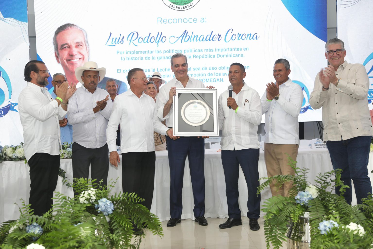 Productores de Leche del Pais entregan reconocimiento al presidente Abinader