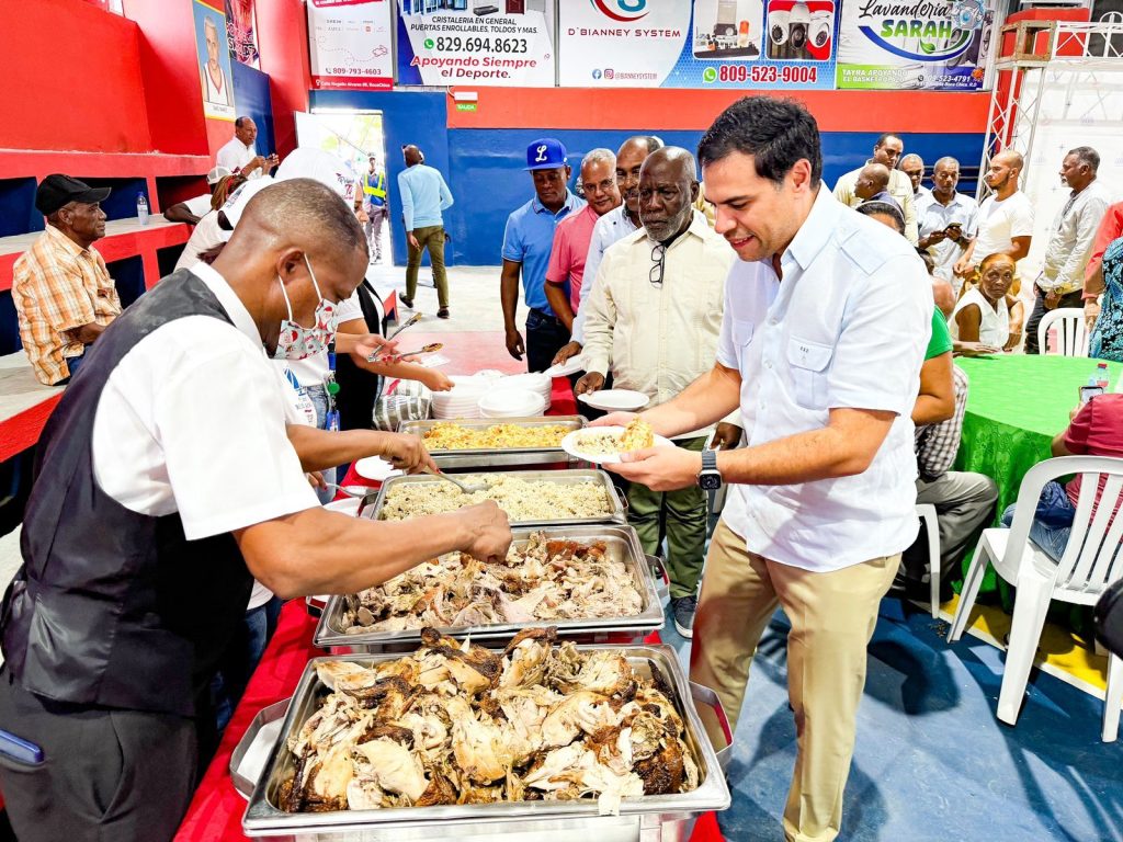 Roberto Angel encabeza encendidos de parques almuerzos y cenas navidenas
