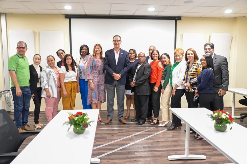 Santiago Hazim junto a los invitados